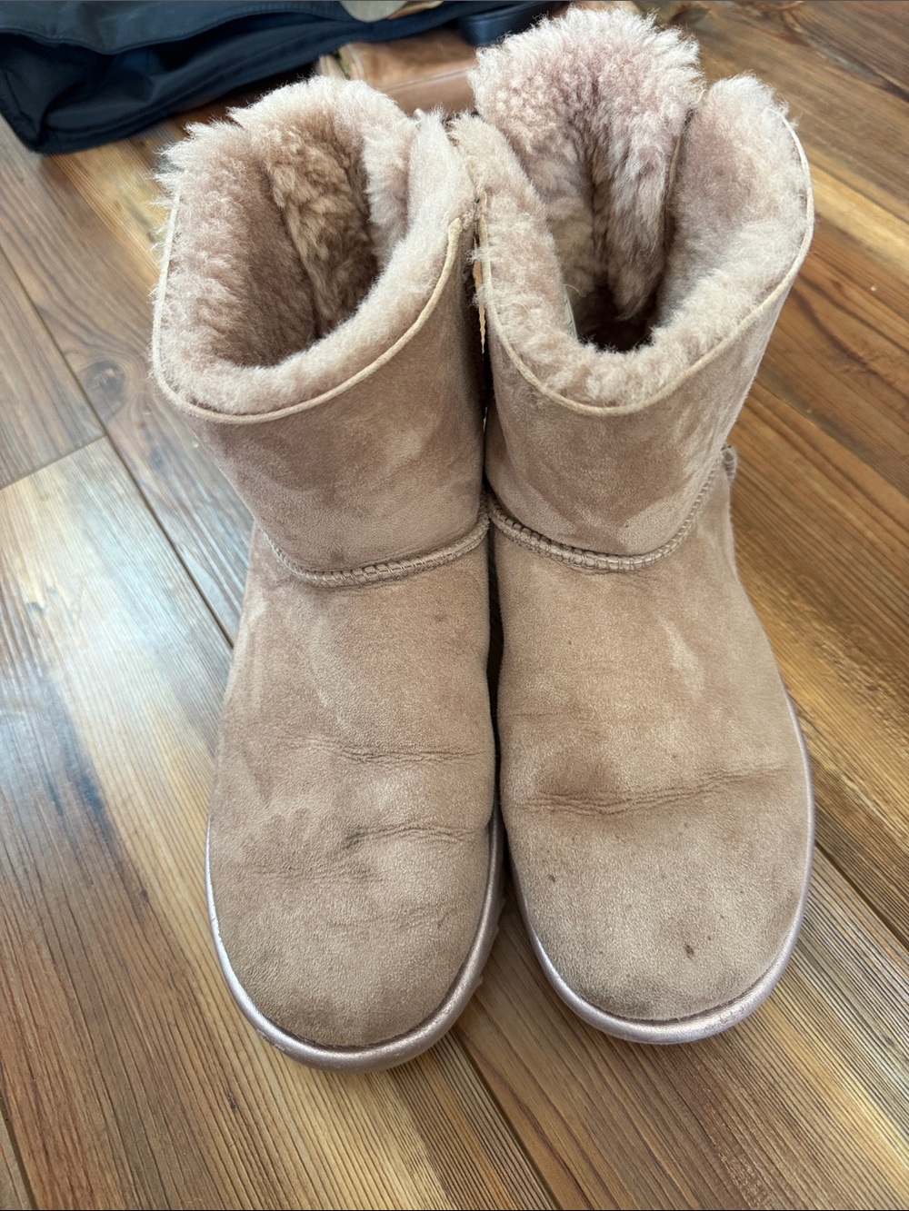 UGG Classic Short Shearling Boots in Pale Pink